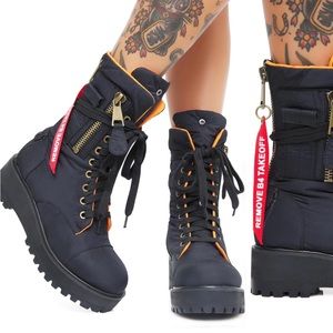 Poster Grl combat flight boots